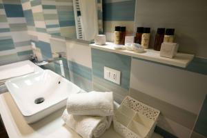 A bathroom at Sirmio Apartments - Narnia Stay