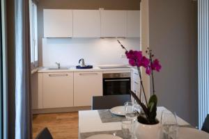A kitchen or kitchenette at Sirmio Apartments - Narnia Stay