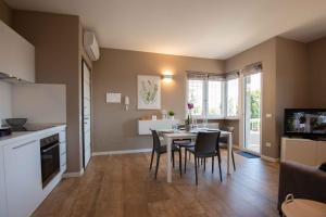 A kitchen or kitchenette at Sirmio Apartments - Narnia Stay