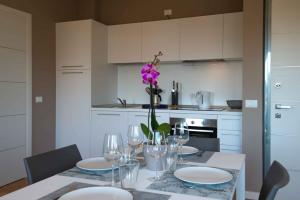 A kitchen or kitchenette at Sirmio Apartments - Narnia Stay