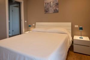 A bed or beds in a room at Sirmio Apartments - Narnia Stay