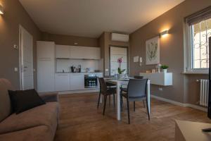 A kitchen or kitchenette at Sirmio Apartments - Narnia Stay