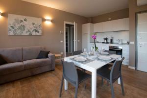 A kitchen or kitchenette at Sirmio Apartments - Narnia Stay