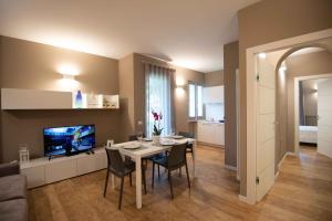A television and/or entertainment centre at Sirmio Apartments - Narnia Stay
