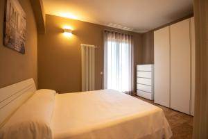 A bed or beds in a room at Sirmio Apartments - Narnia Stay