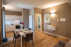 A kitchen or kitchenette at Sirmio Apartments - Narnia Stay