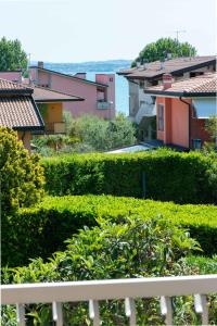 A garden outside Sirmio Apartments - Narnia Stay