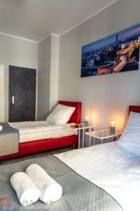 1 dormitorio con 2 camas y un cuadro en la pared en SaltApart Apartament Plac Solny Wrocław en Wroclaw