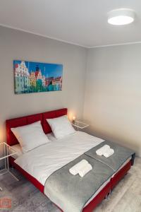 Una cama o camas en una habitación de SaltApart Apartament Plac Solny Wrocław