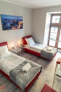 Habitación pequeña con 2 camas en SaltApart Apartament Plac Solny Wrocław en Wroclaw
