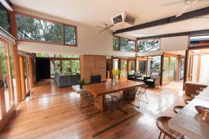 ein großes Wohnzimmer mit einem Holztisch und Stühlen in der Unterkunft Elements - Echuca Holiday Homes in Moama