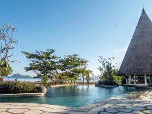 een zwembad in het resort bij Sudamala Resort, Komodo, Labuan Bajo in Labuan Bajo