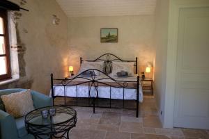 Postel nebo postele na pokoji v ubytování La Bastide Portoly B&B "Pruneaux"