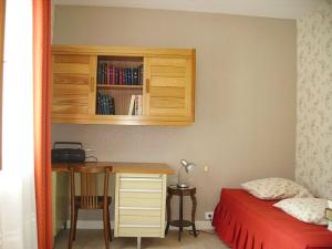 1 dormitorio con escritorio, 1 cama y 1 mesa en Les Cyclamens en Saint-Jean-de-Maurienne