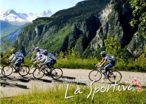 un grupo de personas montando bicicletas en un camino de montaña en Les Cyclamens en Saint-Jean-de-Maurienne