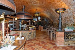 um bar num restaurante com uma parede de tijolos em Penzion Dašické sklepy em Dašice