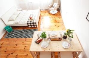 uma sala de estar com uma mesa e uma cama em Sopot Retro Apartment em Sopot