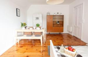 uma sala de estar com uma mesa e uma sala de jantar em Sopot Retro Apartment em Sopot