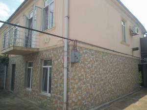 un edificio de ladrillo con un balcón en el lateral. en Bubu's Home, en Batumi