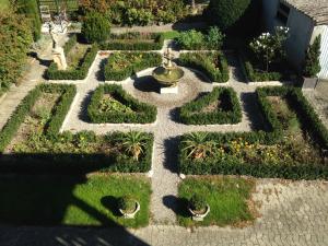 Zimmer Solothurn Doppelbett في لوترباخ: حديقة فيها نافورة في الوسط