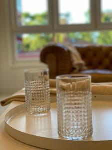 deux lunettes assises sur un plateau sur une table dans l'établissement Apartamento M Garaje Playa Golf, à Zarautz