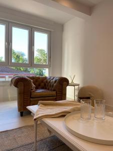 - un salon avec un canapé et une table dans l'établissement Apartamento M Garaje Playa Golf, à Zarautz