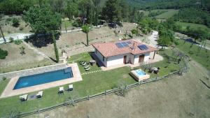 een luchtzicht op een huis met een zwembad bij Villa Anna in Casella