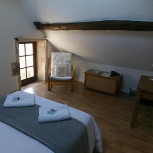 a bedroom with a bed with two towels on it at Belonga Mick in Béthines