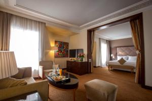 un soggiorno con un divano e un letto di Hotel Atlantic Agdal a Rabat
