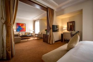 una camera d'albergo con un letto e un soggiorno di Hotel Atlantic Agdal a Rabat
