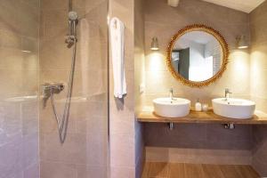 Kúpeľňa v ubytovaní MASÍA CAN GRAU habitaciones con desayuno inlcuido