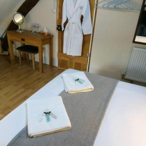 um quarto com uma cama com duas toalhas em Belonga Mick em Béthines