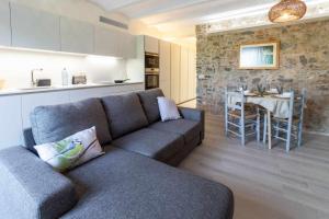 Sobrestany的住宿－OCELLS DE MONTGRÍ apartamento rural en el Baix Empordà，客厅配有沙发和桌子