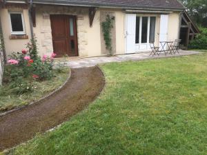 a house with a path leading to a yard at Maison calme avec grand jardin en Sologne in Chaumont-sur-Tharonne +2 photos