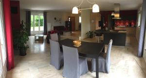 - une salle à manger et un salon avec une table et des chaises dans l'établissement Maison calme avec grand jardin en Sologne, à Chaumont-sur-Tharonne