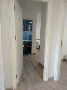 pusty pokój z umywalką i lustrem w obiekcie Bouganville da Giò w mieście Scalea