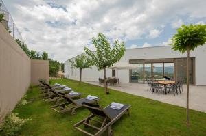 Vonkajšia záhrada v ubytovaní Luxury villa Azure in Imotski, wellness oasis