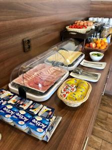 um buffet com carnes e outros alimentos sobre uma mesa em Hotel Sport Mlada Boleslav em Mladá Boleslav