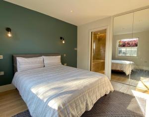 - une chambre avec un grand lit et une salle de bains dans l'établissement New Build Modern 1 Bedroom, à Londres