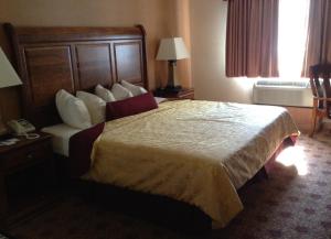 een hotelkamer met een groot bed in een kamer bij Hamilton Inn Select Beachfront in Mackinaw City