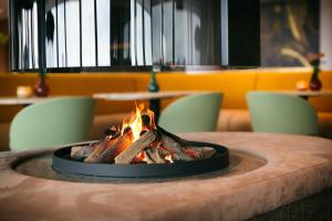 een vuurplaats bovenop een tafel bij Van der Valk Hotel Deventer in Deventer