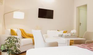 Televízia a/alebo spoločenská miestnosť v ubytovaní Accanto Al Centro B&B