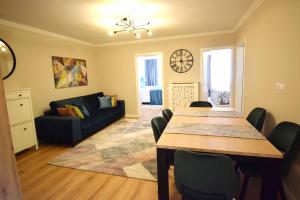 a living room with a table and a couch at Luxury Apartment Central in Târgu-Mureş