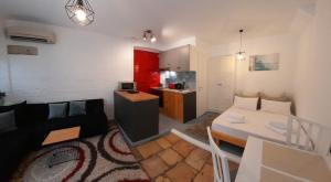 ein Wohnzimmer mit Sofa und Tisch in der Unterkunft STUDIO PORTO in Korfu-Stadt + 10 Fotos