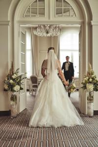 ビンツにあるA-ROSA Kurhaus Binzの結婚式の通路を歩く花嫁 +37枚の写真