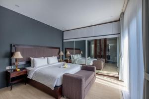 水明漾‎的住宿－PANDAWA VILLAS SEMINYAK，一间卧室设有一张大床和一个大窗户