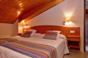 Postel nebo postele na pokoji v ubytování Duerming Velero Apartamentos