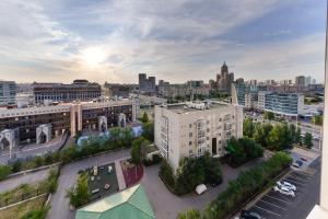 uma vista aérea de uma cidade com edifícios em Новая квартира люкс в центре ЖК "Атлант" em Astana