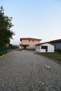 une allée d'une maison avec un bâtiment dans l'établissement Agropensiune CASA SONIA, à Băcia