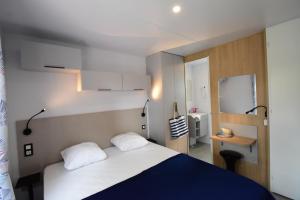 Postel nebo postele na pokoji v ubytování CAMPING & SPA CAP SOLEIL